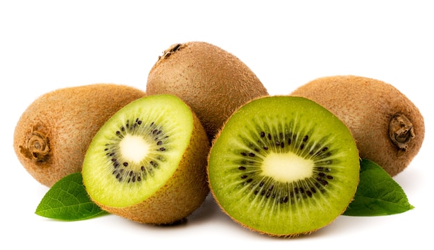 Kiwi mûr et moitiés avec des feuilles sur un fond blanc. isolé