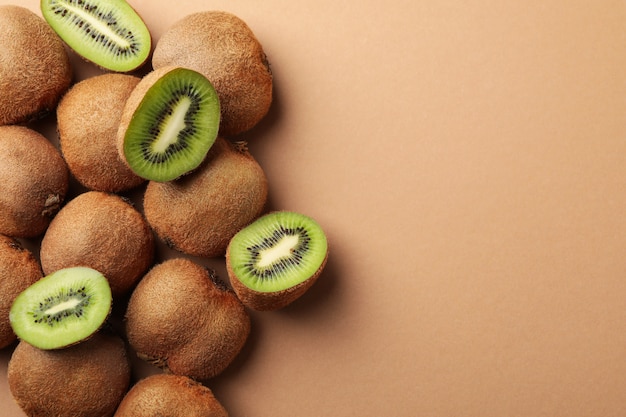 Kiwi mûr sur une surface brune artisanale