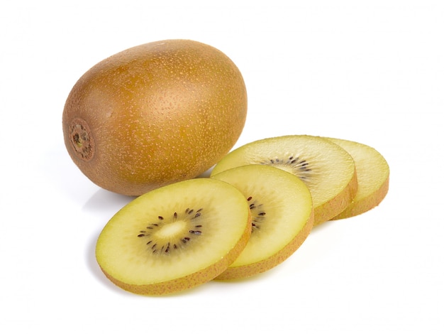 Kiwi or jaune sur un mur blanc