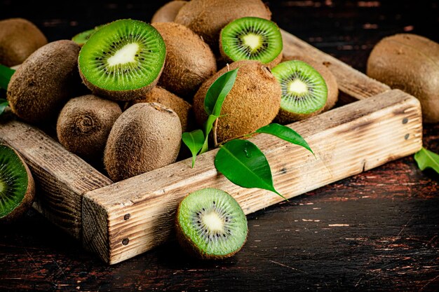 Kiwi parfumé avec des feuilles sur le plateau