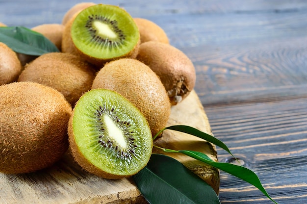 kiwi sur planche de bois vue de dessus