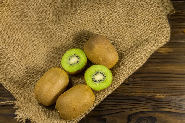 Kiwi sur un sac sur une table en bois