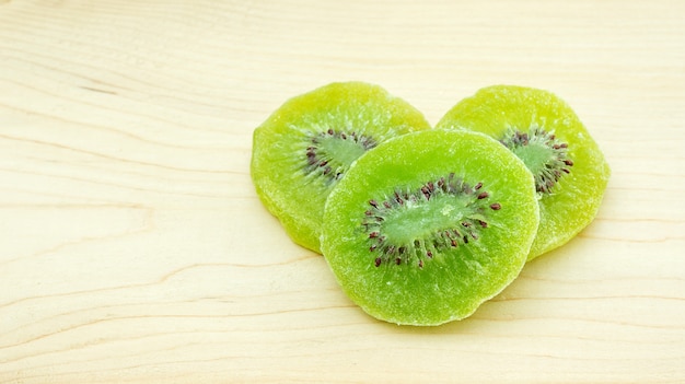 Kiwi séché sur fond en bois.