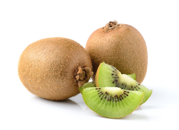 Photo kiwi et ses segments en tranches isolés sur blanc