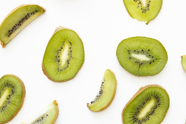 Kiwi tranché frais et mûr sur fond blanc