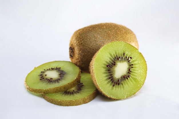 Kiwi tranche kiwi fruits isolés