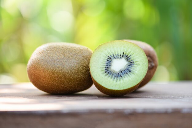 Kiwi tranches bouchent et kiwi entier frais sur bois