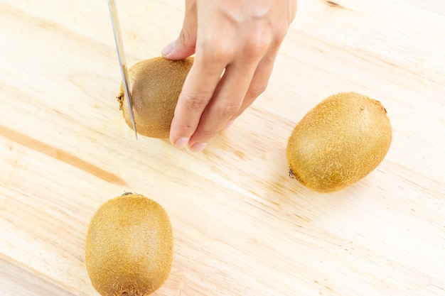 Kiwi et tranches sur une planche à découper en bois