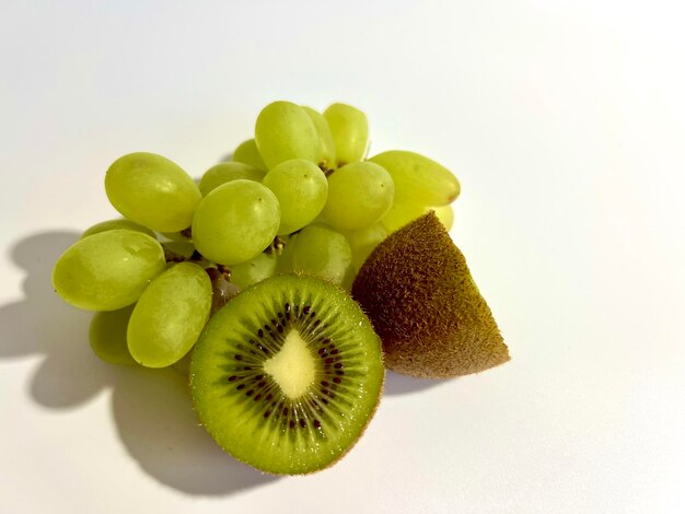 kiwi vert frais avec des raisins sur fond clair