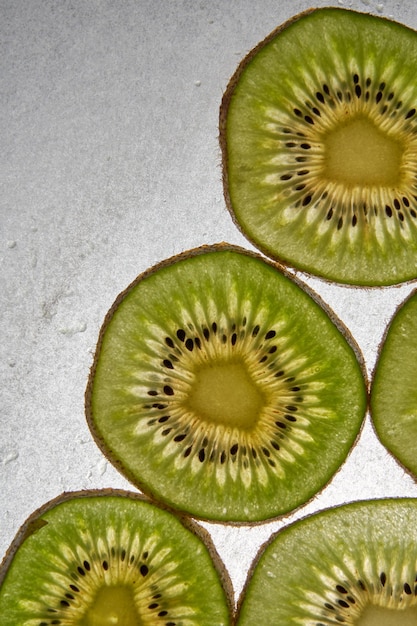 Kiwis biologiques frais tranchés avec espace de copie pour votre texte Fond de cercles de kiwi vert