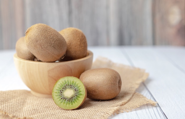 Kiwis dans un bol place sur la table en bois