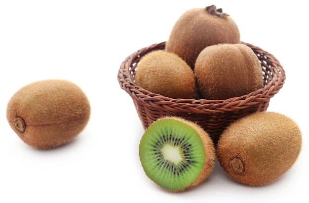 Kiwis dans un panier sur fond blanc