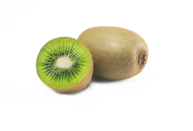 Kiwis entiers et demi-kiwis sur blanc