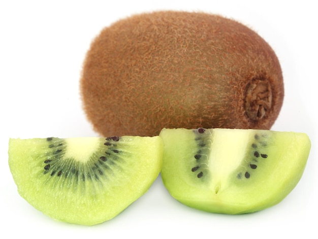 Kiwis sur fond blanc