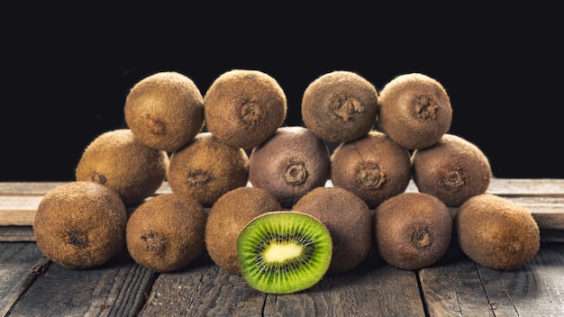 Kiwis sur fond de bois