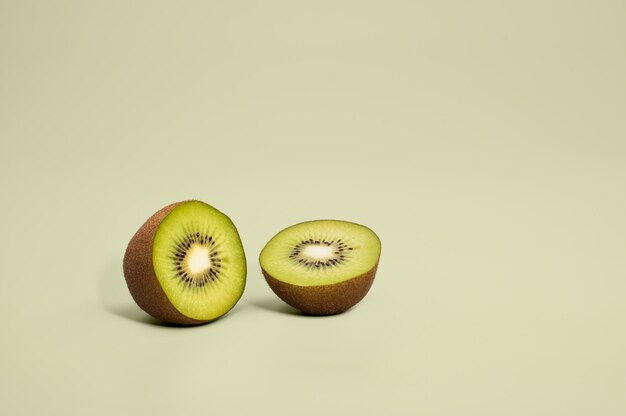 Kiwis sur fond coloré