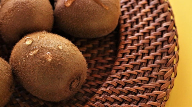 kiwis frais sur assiette en osier