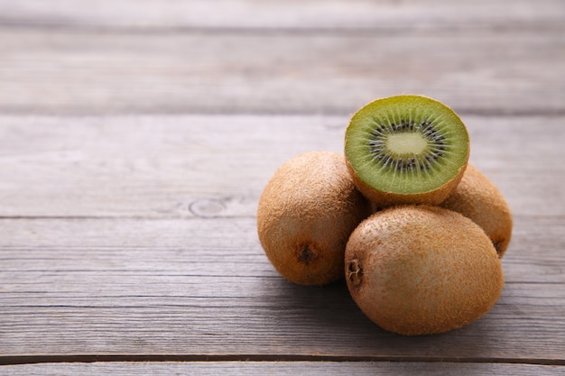 Kiwis frais sur un fond en bois gris