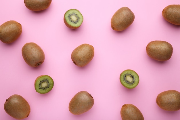 Kiwis frais sur fond en bois rose