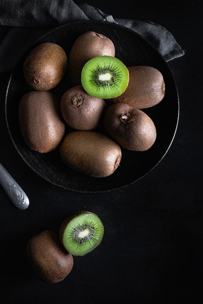 Kiwis frais et mûrs sur fond sombre Photographie d'aliments sains Fruits riches en vitamine C