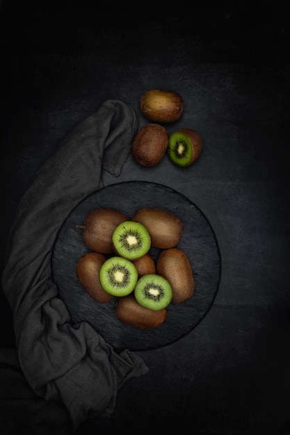 Kiwis frais et mûrs sur fond sombre Photographie d'aliments sains Fruits riches en vitamine C