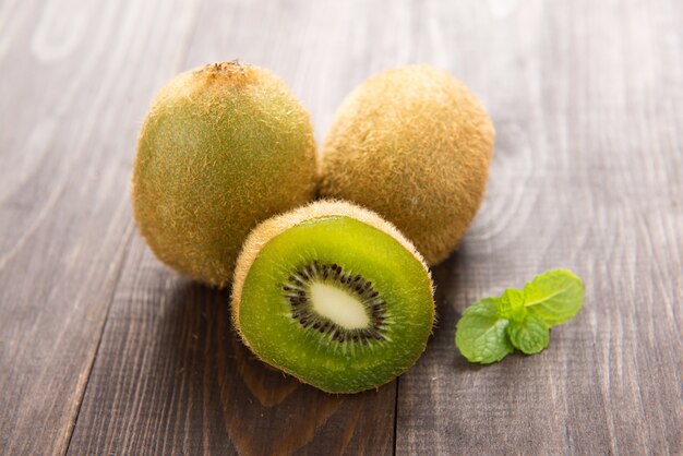 Kiwis frais sur une table en bois marron.