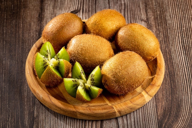 Kiwis frais sur la table