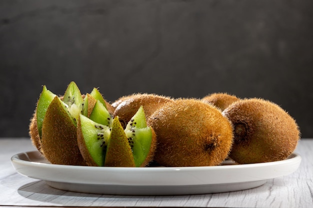 Kiwis frais sur la table