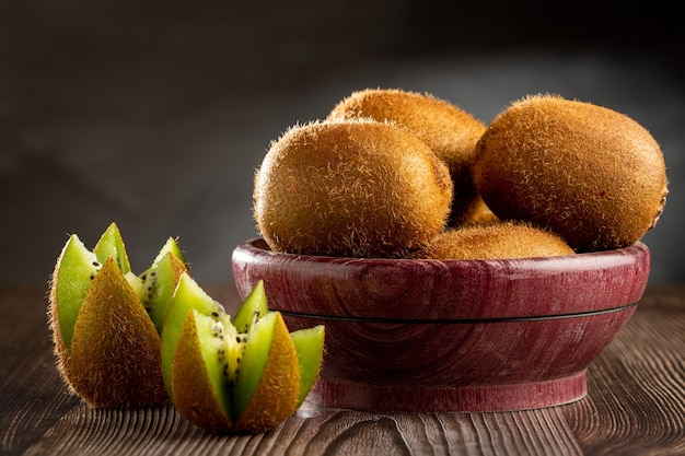 Kiwis frais sur la table