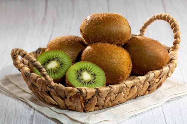 Kiwis frais sur la table