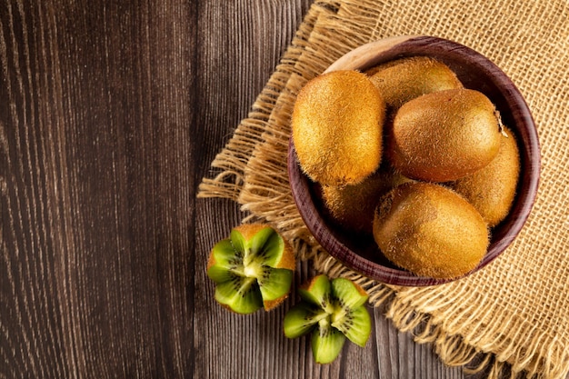 Kiwis frais sur la table