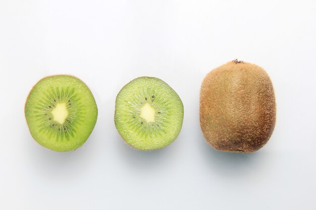 Kiwis frais tranchés