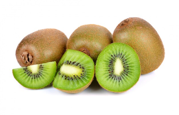 Kiwis isolé sur fond blanc