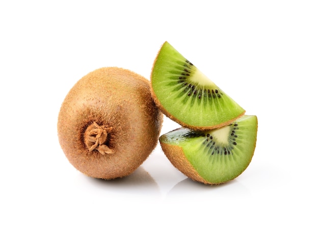 Kiwis isolé sur fond blanc