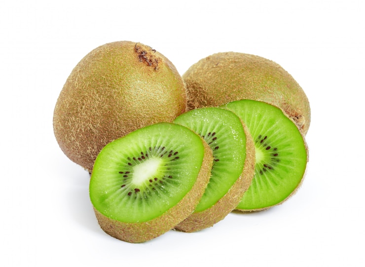 Photo kiwis isolés sur fond blanc