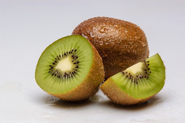 Kiwis isolés sur fond blanc