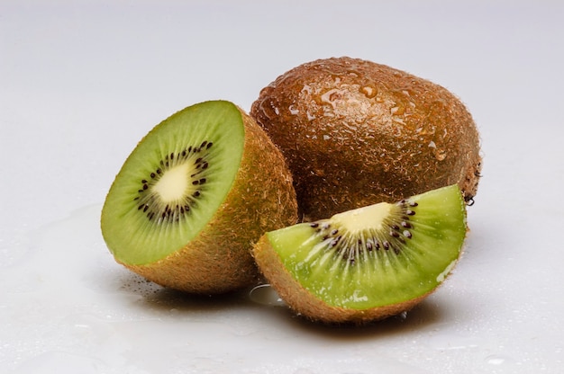 Kiwis isolés sur fond blanc