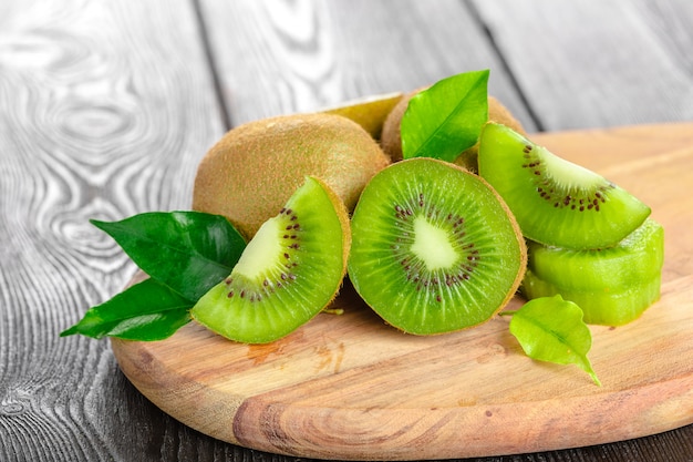 Kiwis juteux sur table en bois