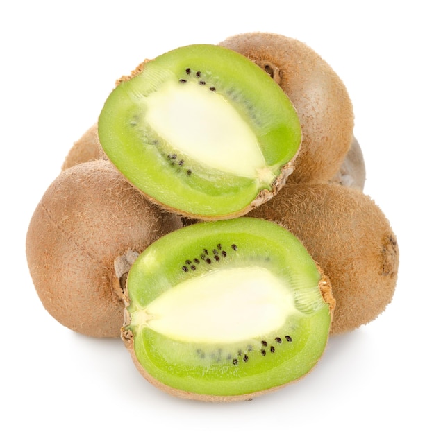 Kiwis mûrs isolés sur fond blanc