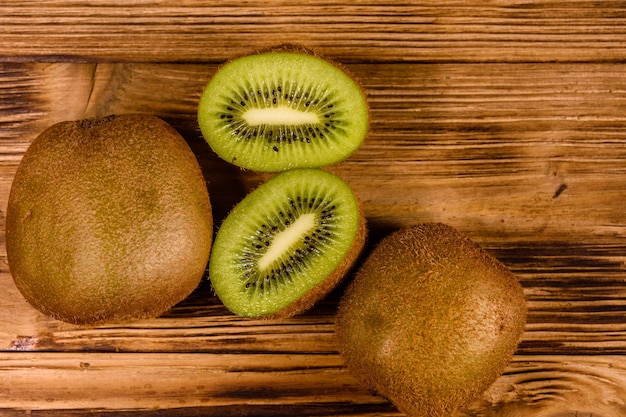 Kiwis mûrs sur table en bois rustique. Vue de dessus