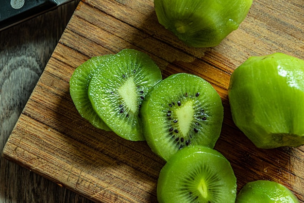 Kiwis sur une planche à découper en bois