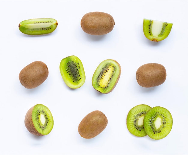 Kiwis avec des tranches isolés sur blanc.