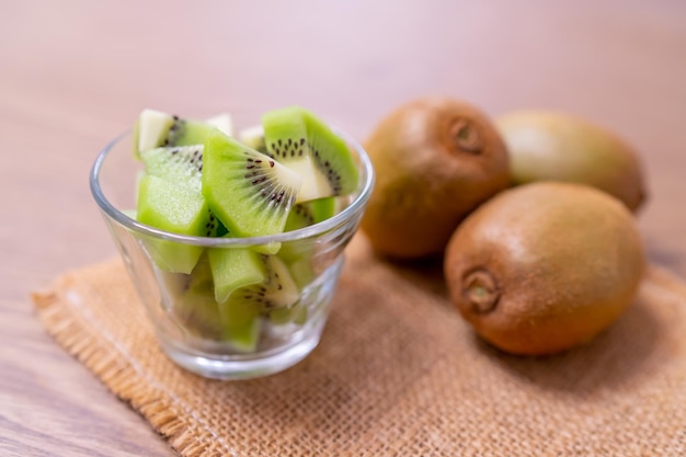 Kiwis en verre sur une table en bois décorée de sacs