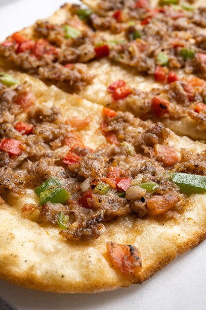 Photo kiymali pide pide turc avec de la viande hachée sur fond de table en béton gris macro close up