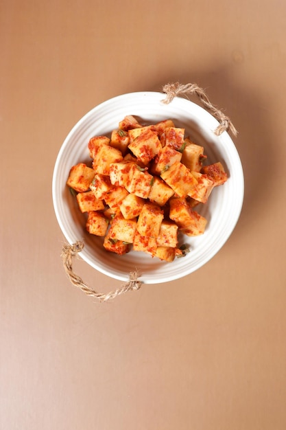 KKakdugi est un Kimchi de radis coréen coupé en cubes.