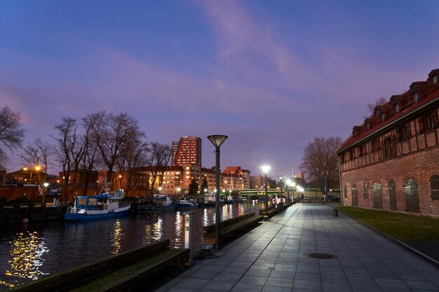 Photo klaipeda lituanie 13 février 2023 partie piétonne de la ville avec un canal maritime