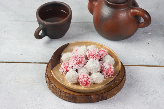 Klepon merah putih est une cuisine traditionnelle indonésienne à base de farine de riz gluant avec du sucre de palme