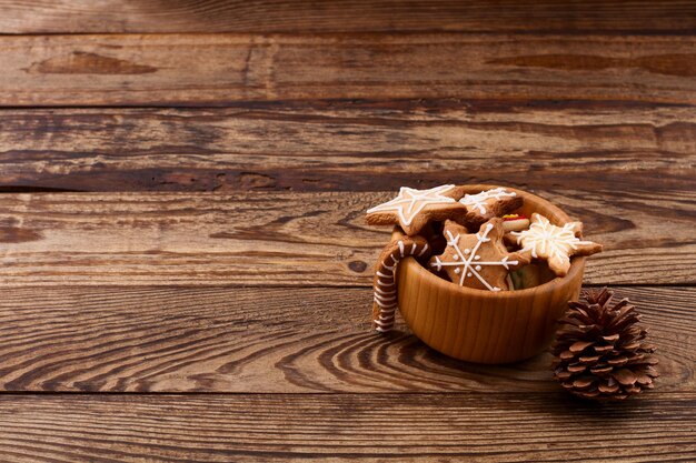 Knar et la nourriture de Noël biscuits sucrés sur fond de table en bois espace de copie focus sélectif Bonne année concept