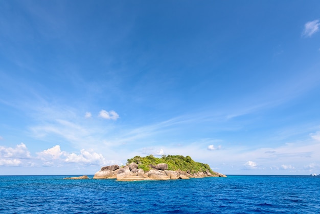 Ko Ha est une petite île entourée par la mer bleue sous un ciel d'été au parc national de Mu Ko Similan, province de Phang Nga, Thaïlande