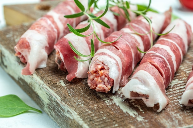 Kofta kebab ou chevapchichi. saucisses viande hachée enveloppée de bacon. Fond de recette de nourriture. Fermer.